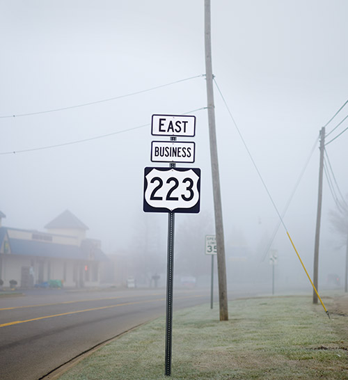 Straßenschild im Nebel (Foto)