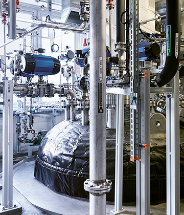 Produktion auf Weltklasseniveau: Hier der neue Dispersionsreaktor in Burghausen (Foto)