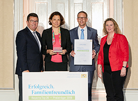 Bayerische Staatsregierung zeichnet WACKER als familienfreundliches Unternehmen aus (Foto)