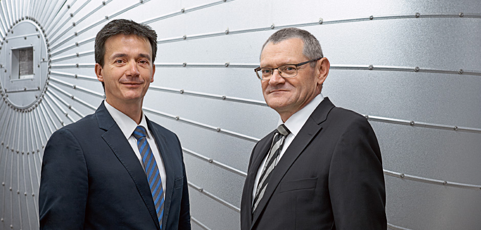 Dr. Thomas Frey (links) und Dr. Rudolf Braun verantworten im Geschäftsbereich WACKER SILICONES die Herstellung von Vor- und Zwischenprodukten für Silicone. (Foto)