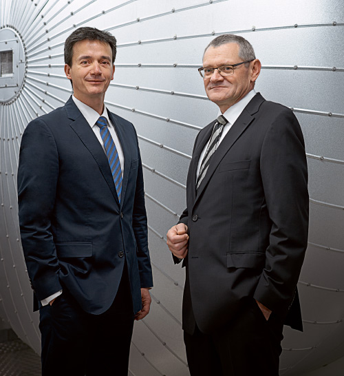 Dr. Thomas Frey (links) und Dr. Rudolf Braun verantworten im Geschäftsbereich WACKER SILICONES die Herstellung von Vor- und Zwischenprodukten für Silicone. (Foto)