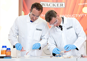 Staatssekretär Bernd Sibler (rechts) und WACKER-Vorstandsmitglied Dr. Tobias Ohmit (Foto)