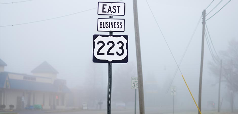 Straßenschild im Nebel (Foto)