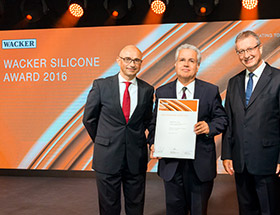 Dr. Alexander Filippou erhält den Wacker Silicone Award 2016 (Foto)