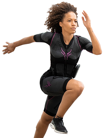 Frau in Sportanzug mit Elektroden (Foto)