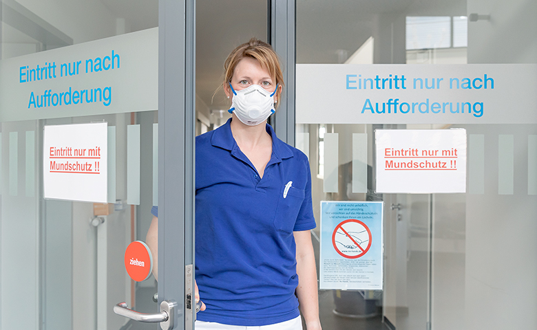 Notfallsanitäterin Franziska Birke beim Tragen einer FFP2-Atemschutzmaske. (Foto)