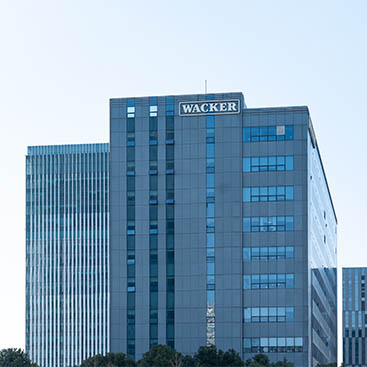 Die chinesische Firmenzentrale von WACKER in Shanghai beherbergt mehrere anwendungstechnische Labors. Schwerpunkte sind die Bereiche Zement und Beton, Elektromobilität und Consumer Care.