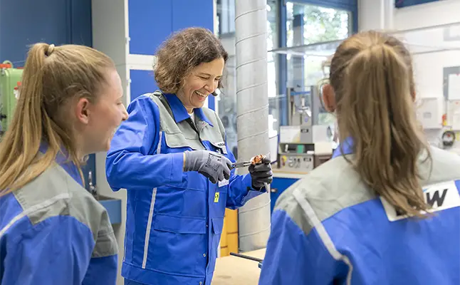 Angela Wörl mit Auszubildenden (Foto)